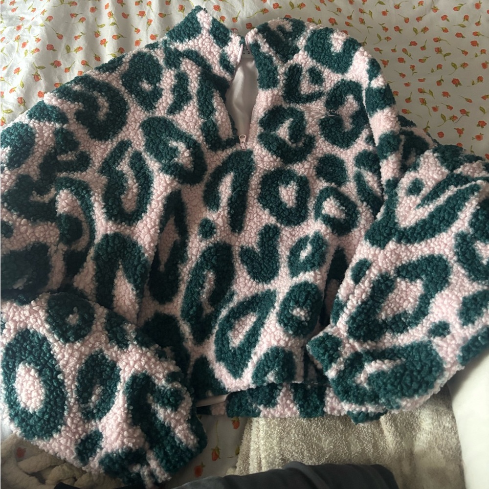 NWT Reebok Classics Leopard 🐆 Print Half Zip Sherpa Sweatshirt in Pink/Green